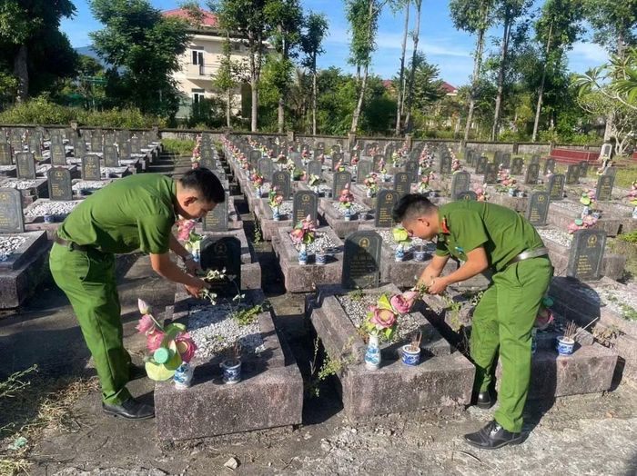 Chi đoàn Công an xã Lộc An, TP Huế ra quân “Chủ nhật xanh” tại Nghĩa trang Liệt sĩ xã, hưởng ứng Chiến dịch “Tháng cao điểm lấy mẫu ADN thân nhân liệt sĩ chưa xác định được danh tính”.