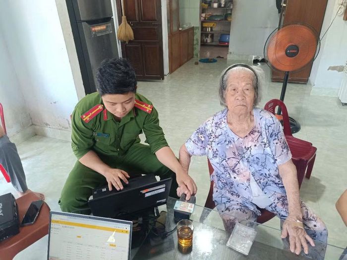 Cán bộ Phòng Cảnh sát QLHC về TTXH Công an TP Huế lấy mẫu ADN thân nhân liệt sĩ.