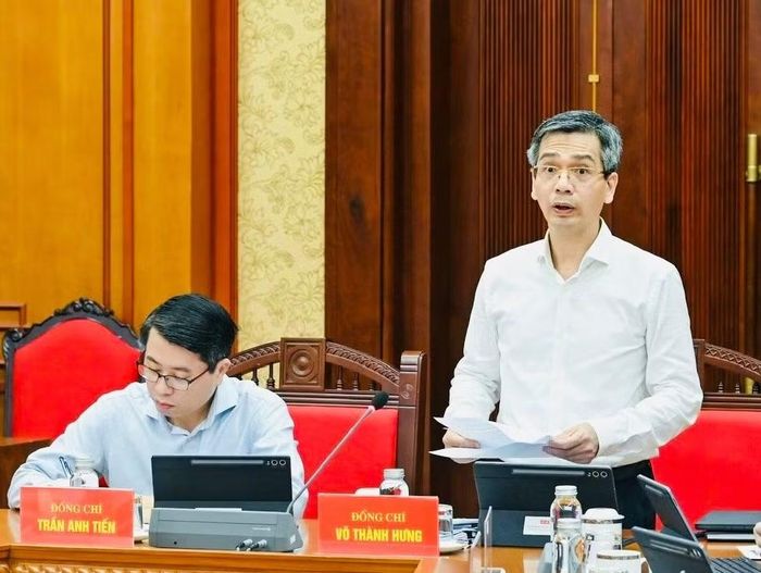 Đồng chí Võ Thành Hưng, Phó Chánh Văn phòng Trung ương Đảng, Ủy viên thường trực Ban Chỉ đạo trình bày báo cáo tại phiên họp.