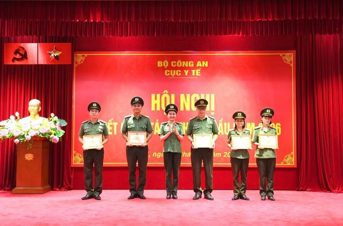 Đại tá Mai Thị Kim Thanh, Phó cục trưởng Cục Y tế trao Giấy khen của Cục Y tế tặng các tập thể, cá nhân xuất sắc.
