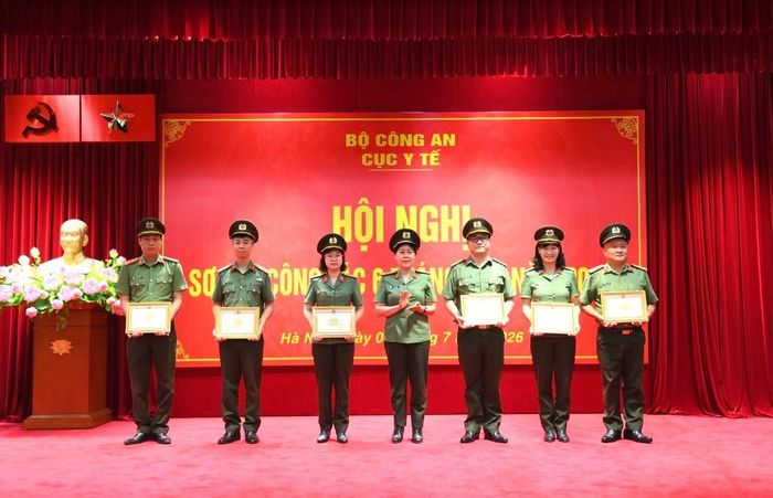 Đại tá Lê Thị Thủy, Phó cục trưởng Cục Y tế trao Giấy khen của Cục Y tế tặng các tập thể, cá nhân xuất sắc