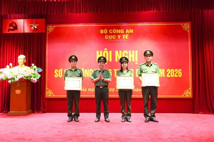 Thừa ủy quyền của Bộ trưởng, Đại tá Hồ Văn Dũng, Phó cục trưởng Cục Y tế trao Bằng khen của Bộ Công an tặng các tập thể, cá nhân xuất sắc.