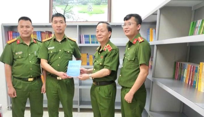 Trung tướng Nguyễn Xuân Yêm thay mặt Viện An ninh phi truyền thống tặng tủ sách cho Công an xã Sông Lô, tỉnh Phú Thọ, tháng 3/2026
