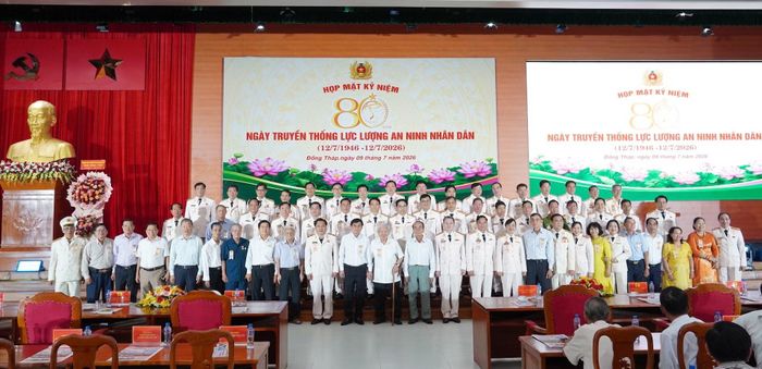 Các đại biểu tham dự họp mặt chụp ảnh lưu niệm.