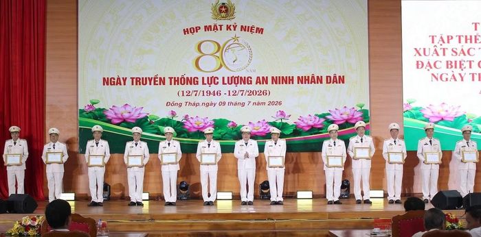 Thiếu tướng Lâm Phước Nguyên, Giám đốc Công an tỉnh Đồng Tháp trao Giấy khen tặng các tập thể, cá nhân có thành tích xuất sắc.