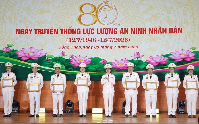 Đại tá Võ Thị Hoài Ngọc, Phó Giám đốc Công an tỉnh Đồng Tháp trao Giấy khen tặng các tập thể, cá nhân có thành tích xuất sắc.