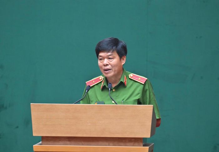 Các đại biểu tham luận tại hội nghị.