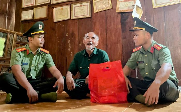 Cán bộ Công an xã Trà Leng thăm hỏi, tặng quà già làng, trưởng bản trên địa bàn xã.
