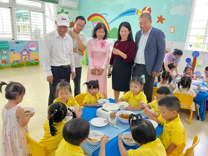 Học sinh Trường Mầm non Phú Mỹ ăn trưa.
