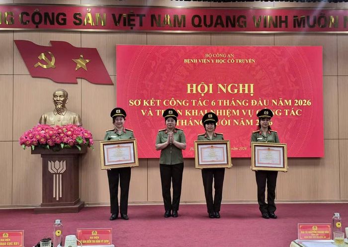 Thừa ủy quyền của Thủ tướng Chính phủ, Đại tá Nguyễn Thanh Vân trao Bằng khen của Chính phủ tặng các cá nhân xuất sắc.
