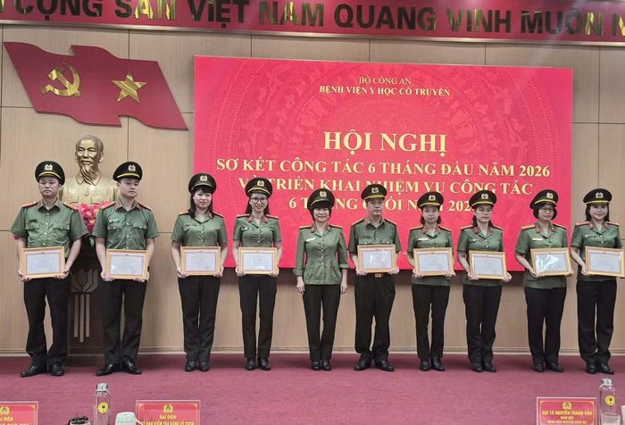 Đại tá Lê Thị Minh Nguyệt, Phó Giám đốc bệnh viện trao Giấy khen tặng các cá nhân xuất sắc.