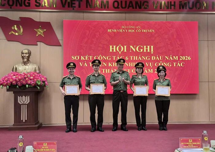 Đại tá Vũ Văn Sơn, Phó Giám đốc bệnh viện trao Giấy khen tặng các tập thể.