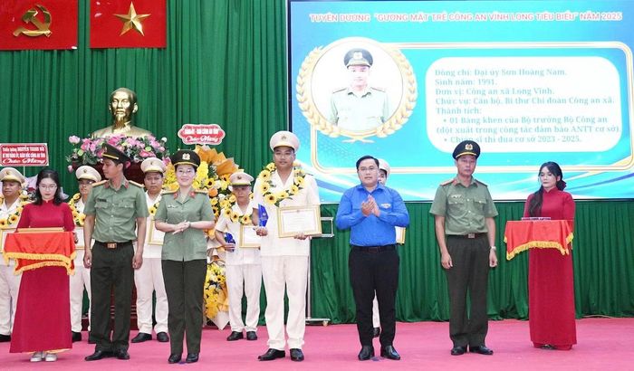 Đại tá Nguyễn Thị Hải Yến, Phó Giám đốc Công an tỉnh Vĩnh Long trao Giải thưởng “Gương mặt trẻ Công an Vĩnh Long tiêu biểu” cho Đại úy Sơn Hoàng Nam.