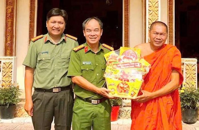 Thiếu tá Nguyễn Thanh Lượng thăm, tặng quà các chùa Khmer trên địa bàn.