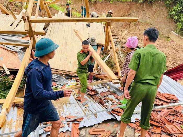 Lực lượng Công an hỗ trợ nhân dân di dời tài sản.