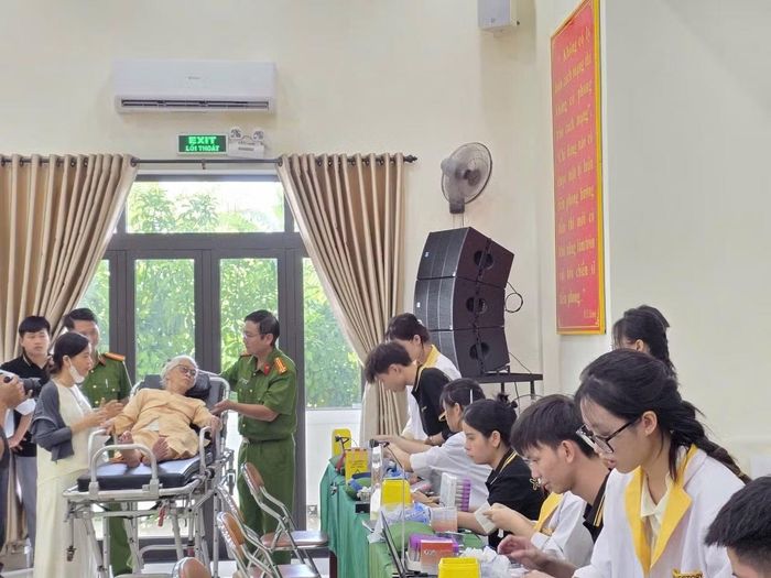 Lực lượng Công an động viên các thân nhân liệt sĩ trong quá trình chờ lấy mẫu sinh phẩm ADN.