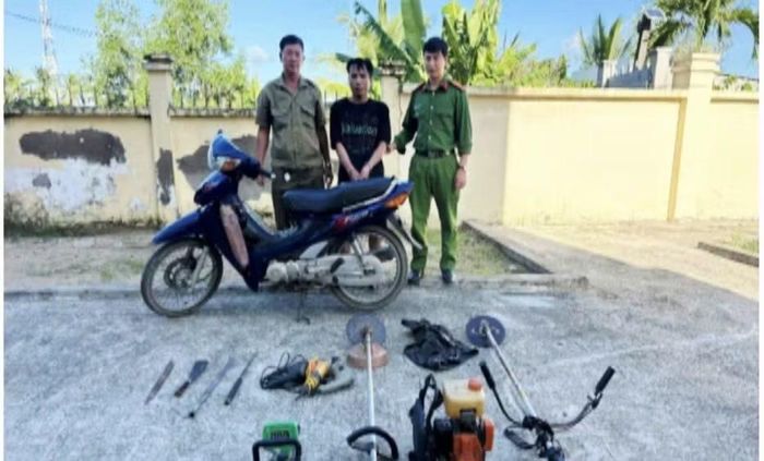 Đối tượng Kha (giữa) cùng tang vật tại cơ quan Công an.