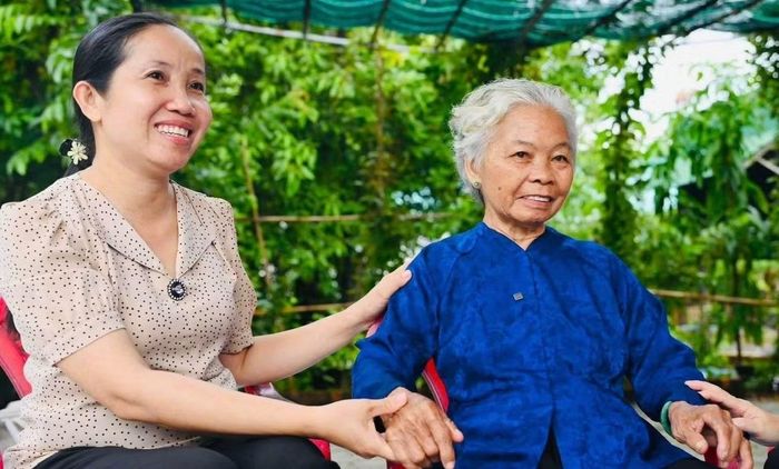 Bà Lệ trong những ngày chờ đợi kết quả giám định ADN để xác định hài cốt của liệt sĩ Huỳnh Văn Quên.