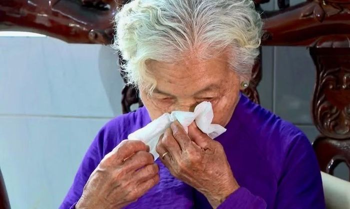 Bà Lệ xúc động khi hay tin tìm được hài cốt liệt sĩ Huỳnh Văn Quên.