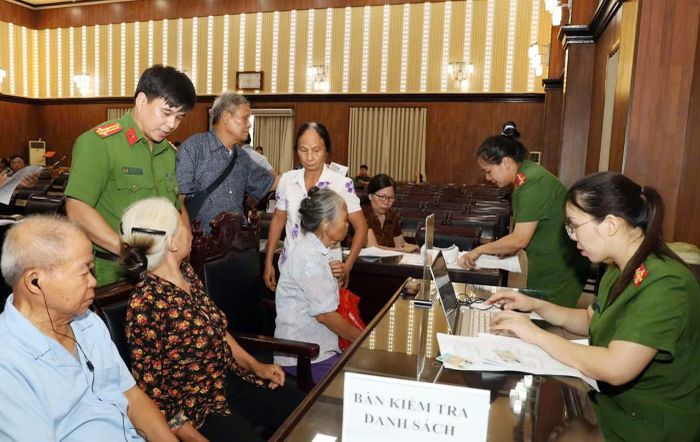 Nhiều cán bộ đã không quản ngày nghỉ, tranh thủ ngoài giờ hành chính để bảo đảm không bỏ sót bất kỳ trường hợp đủ điều kiện tham gia.