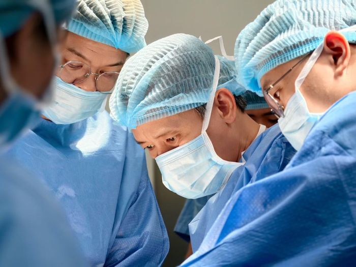 Những ca phẫu thuật đầu tiên trong ngày khai trương.