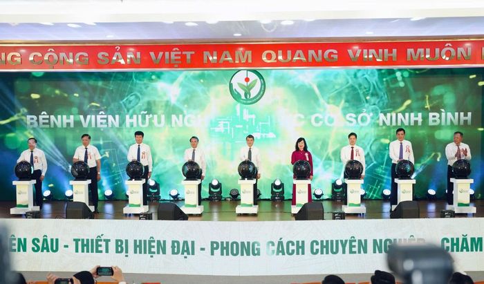 Thủ tướng và các đồng chí lãnh đạo, đại biểu bấm nút khai trương Bệnh viện Hữu nghị Việt Đức cơ sở Ninh Bình.