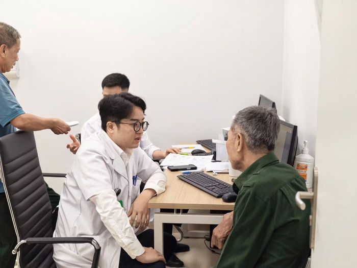 Bác sĩ đang khám cho bệnh nhân bị đau thắt lưng, cột sống tại Bệnh viện Việt Đức cơ sở Ninh Bình.