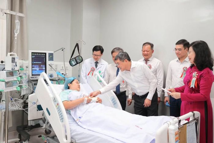 Thủ tướng Lê Minh Hưng thăm bệnh nhân đang điều trị tại Bệnh viện Hữu nghị Việt Đức cơ sở Ninh Bình.