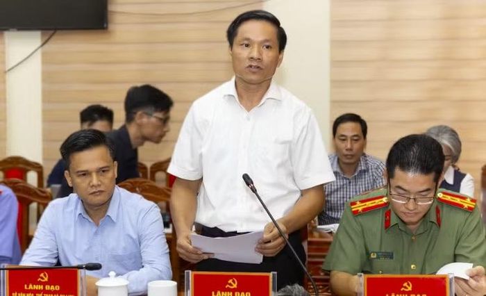 Đồng chí Hoàng Minh Cảnh, Phó Giám đốc Sở GD-ĐT tỉnh Tuyên Quang trả lời báo chí.