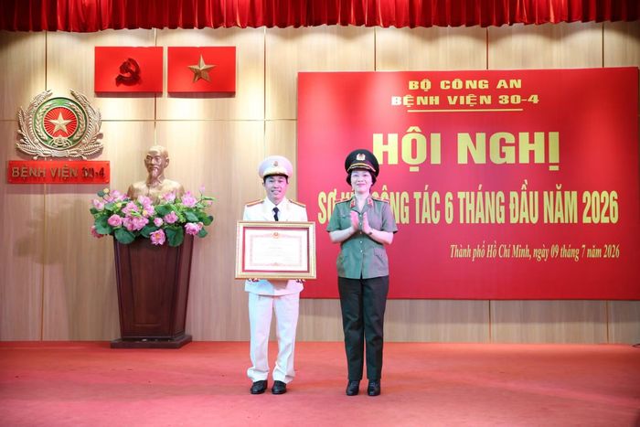 Trao tặng Bằng khen của Thủ tướng Chính phủ cho Thiếu tá Nguyễn Quốc Khoa, Phó Trưởng khoa phụ trách Khoa Nội tim mạch.