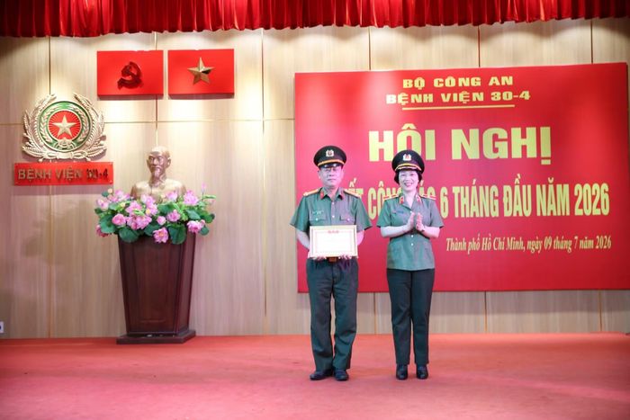 Thiếu tướng Dương Thị Thu Hằng trao tặng Danh hiệu Chiến sĩ thi đua cơ sở năm 2025 cho Thượng tá Phan Quang Toản, Phó Giám đốc Bệnh viện.