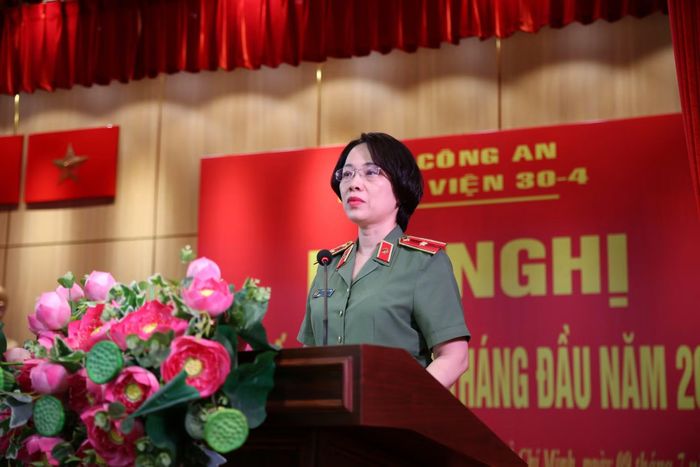 Thiếu tướng Dương Thị Thu Hằng, Giám đốc Bệnh viện 30-4, phát biểu chỉ đạo hội nghị.