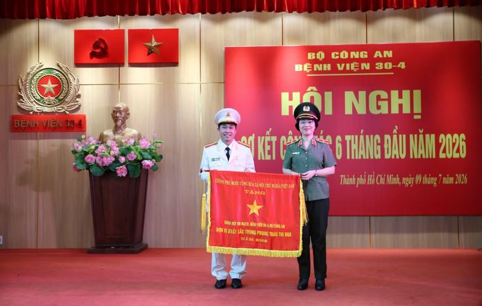 Thừa ủy quyền, Giám đốc Bệnh viện 30-4 trao tặng Cờ thi đua của Thủ tướng Chính phủ cho tập thể Khoa Nội tim mạch.