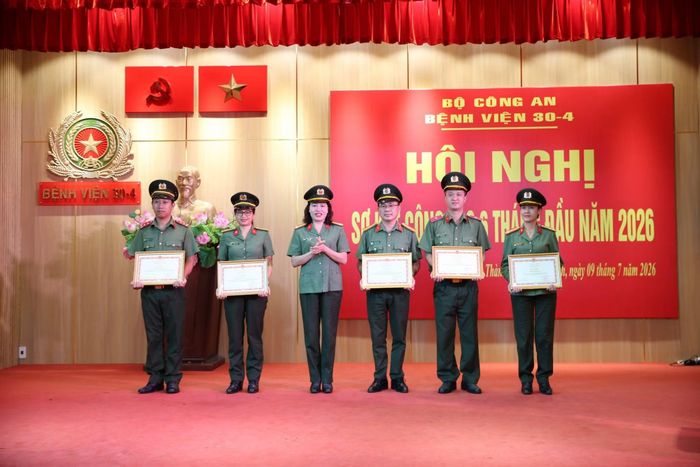 Ban Giám đốc Bệnh viện 30-4 trao tặng Huy chương chiến sĩ vẻ vang, Giấy khen cho các tập thể, cá nhân.