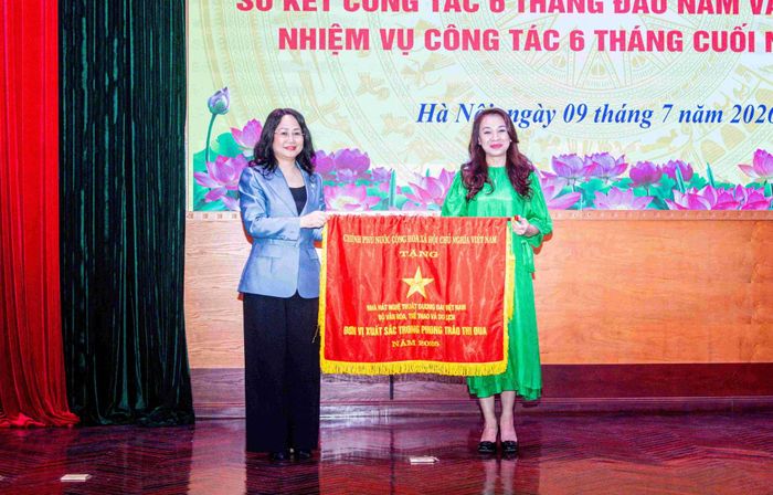 Bộ trưởng Lâm Thị Phương Thanh thừa ủy quyền của Chủ tịch nước, Thủ tướng Chính phủ trao tặng Huân chương Lao động hạng Nhất, Nhì, Ba, Bằng khen, Cờ thi đua cho các tập thể, cá nhân.