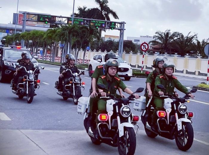 Cán bộ, chiến sĩ Đồn Công an Cảng Hàng không quốc tế Đà Nẵng thường xuyên tuần tra, kiểm soát, giữ vững an ninh, trật tự tại khu vực nhà ga.