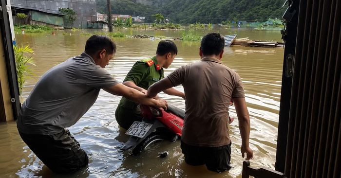  Cán bộ, chiến sĩ Công an xã, lực lượng tham gia bảo vệ an ninh, trật tự ở cơ sở Mường Khương, tỉnh Lào Cai xuyên đêm hỗ trợ người dân thôn Na Đẩy di dời tài sản ra khỏi khu vực ngập lụt. 