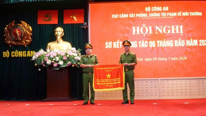 Thừa ủy quyền, Cục trưởng Cục Cảnh sát phòng, chống tội phạm về môi trường trao Cờ thi đua Chính phủ tặng đơn vị xuất sắc.