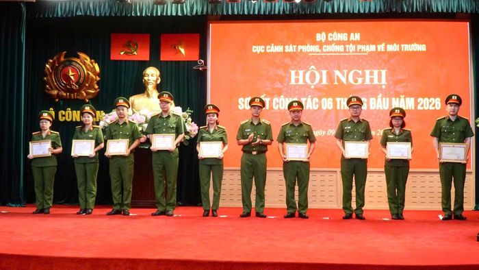 Thiếu tướng Thân Văn Hải, Cục trưởng Cục Cảnh sát phòng, chống tội phạm về môi trường trao thưởng cho tập thể, cá nhân có thành tích xuất sắc.