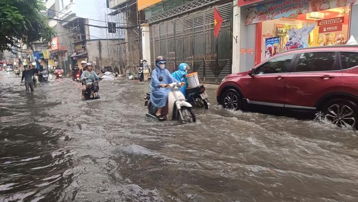 Tình trạng ngập cục bộ cũng xảy ra trên phố Mỹ Đình (Từ Liêm, Hà Nội).