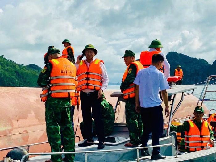 Lực lượng CNCH đang tiếp tục khẩn trương triển khai tìm kiếm 2 thuyền viên còn mất tích.