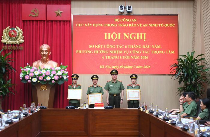 Thừa ủy quyền của Bộ trưởng Bộ Công an, Thiếu tướng Nguyễn Viết Giang trao Bằng khen của Bộ Công an tặng các tập thể, cá nhân xuất sắc.