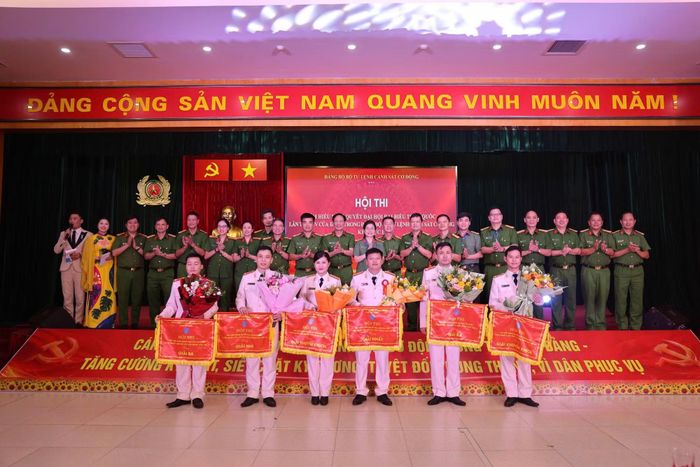 Các đội thi chụp ảnh lưu niệm.
