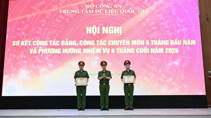  Thiếu tướng Nguyễn Ngọc Cương, Giám đốc Trung tâm Dữ liệu quốc gia trao danh hiệu chiến sĩ thi đua toàn lực lượng Công an nhân dân cho 2 cá nhân có thành tích xuất sắc. 