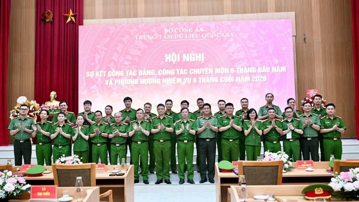 Thiếu tướng Nguyễn Ngọc Cương, Giám đốc Trung tâm Dữ liệu quốc gia và các đại biểu tham dự hội nghị.