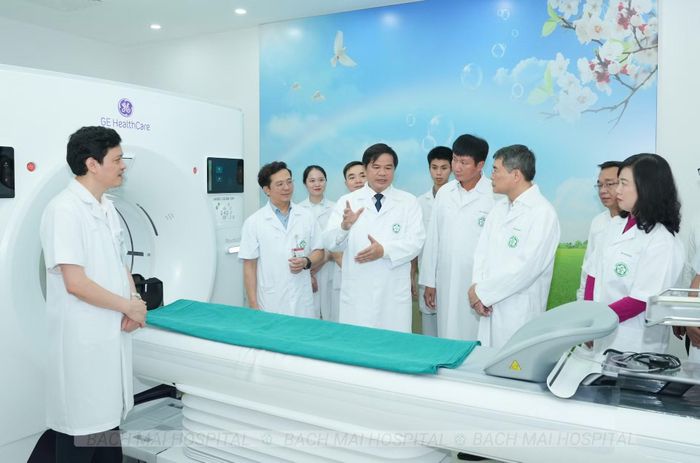 Thủ tướng và các đồng chí lãnh đạo tham quan cơ sở vật chất, trang thiết bị của Bệnh viện Bạch Mai cơ sở Ninh Bình.