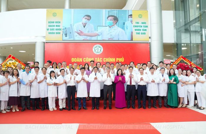 Thủ tướng và Đoàn công tác chụp ảnh cùng lãnh đạo và các y bác sĩ Bệnh viện Bạch Mai.