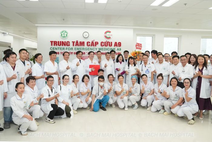 Thủ tướng chụp ảnh cùng tập thể y bác sĩ Trung tâm Cấp cứu A9, Bệnh viện Bạch Mai cơ sở Ninh Bình.