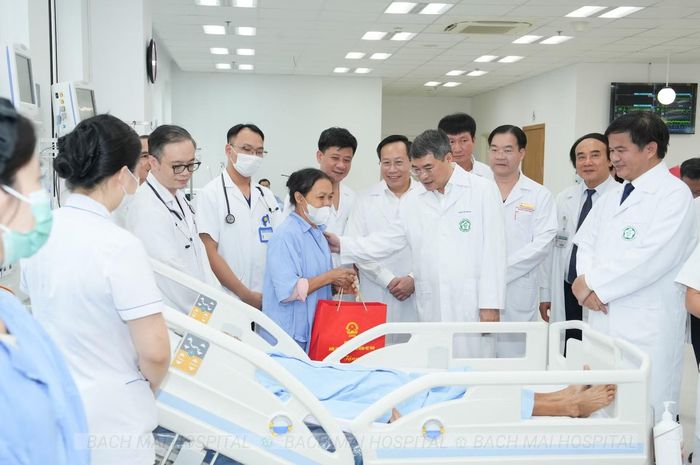 Thủ tướng Lê Minh Hưng ân cần thăm hỏi, động viên và tặng quà người bệnh đang điều trị tại Bệnh viện Bạch Mai cơ sở Ninh Bình.