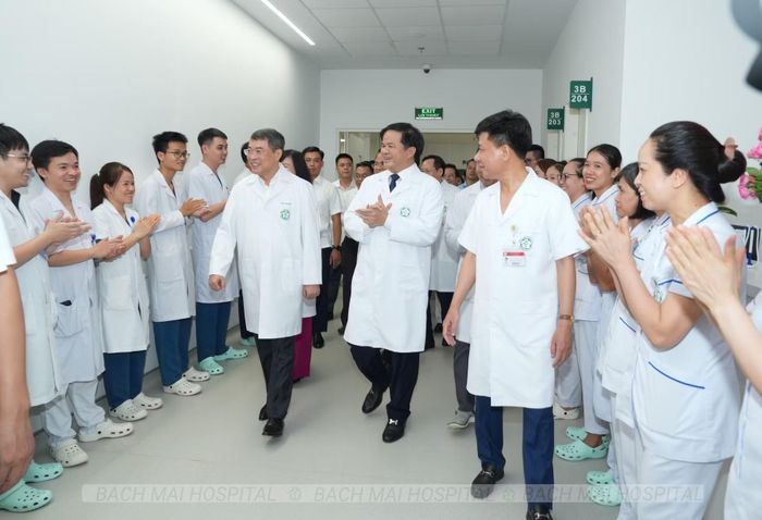 Niềm vui của các y bác sĩ khi được người đứng đầu Chính phủ tới thăm.